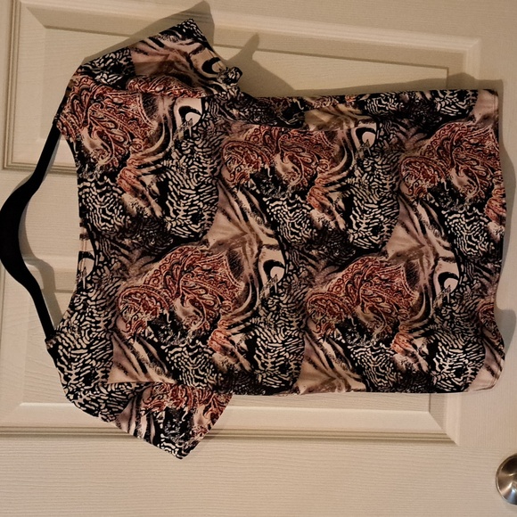 Liz Claiborne Pink and Black Graphic Fitted Tee - Picture 2 of 2